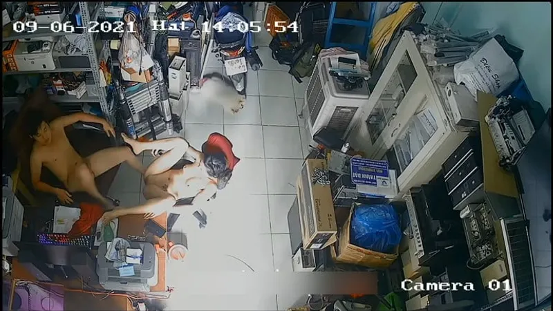 Cô vợ người chồng nắc nhau trong của hàng máy tính