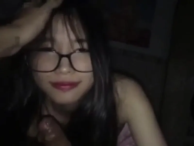 Người vợ đi ca đêm, lẻn sang trọ để em học sinh kính cận mút cu